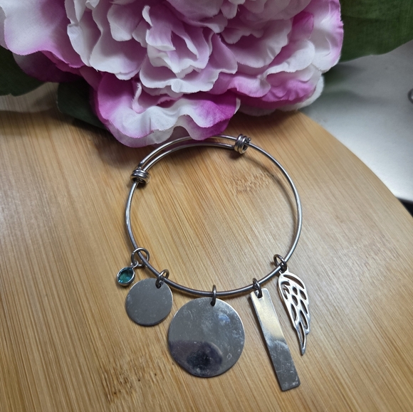 Elegant Silver and White Jewelry Set - Picture 4 of 5